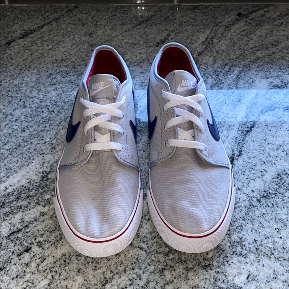 low top Nike skateboarding shoes